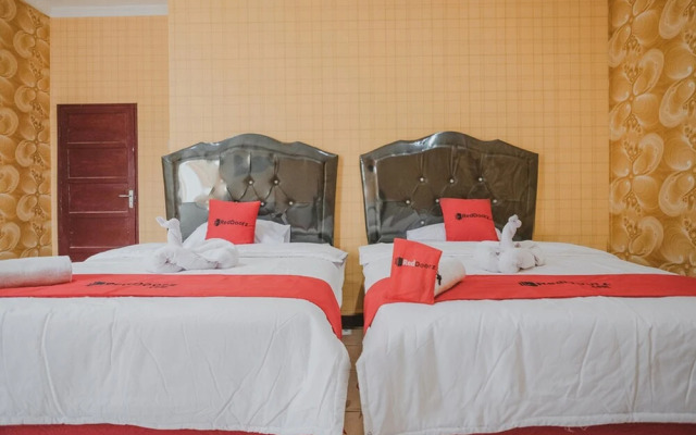 RedDoorz Plus near Maimun Palace 2 Medan