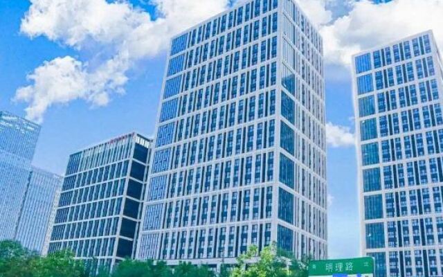 GuanYun Hotel (Zhengzhou Longzihu Subway Station Store)