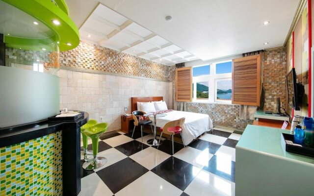 Yeosu King Pension Tel