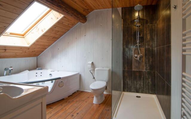 Very spacious house with sauna, spa and countryside views