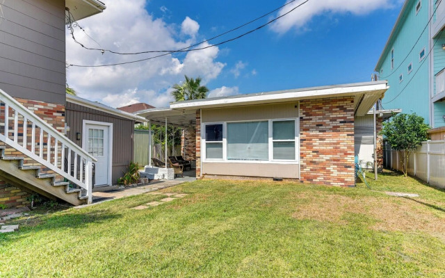 Walk to Beach: Cozy Unit in Galveston!