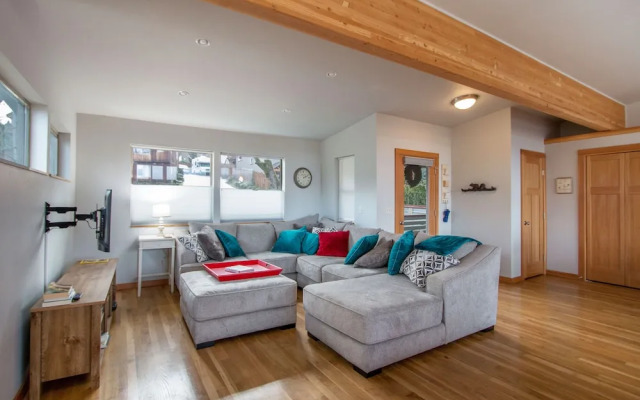 Blackberry Bramble 3 Bedroom Home by RedAwning