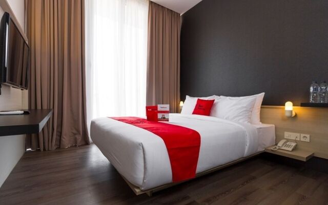 RedDoorz Plus near Perbanas