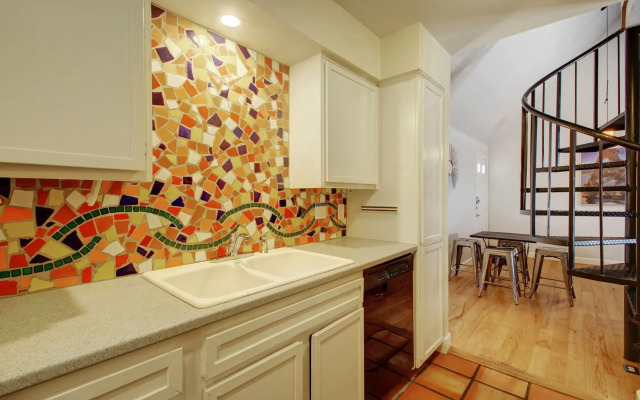 8 Bedroom Downtown Condo by AustinStays