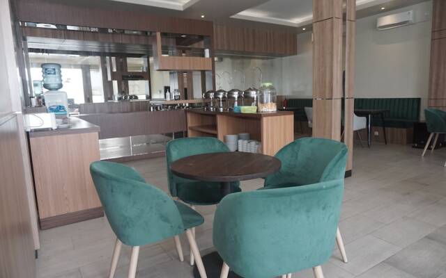 Cahaya 3 Hotel Near Juanda Airport
