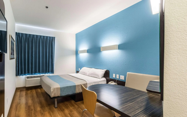 Motel 6 Laredo, TX - Airport