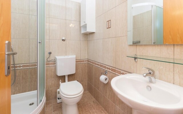 Amazing Home in Pasman With Wifi and 8 Bedrooms