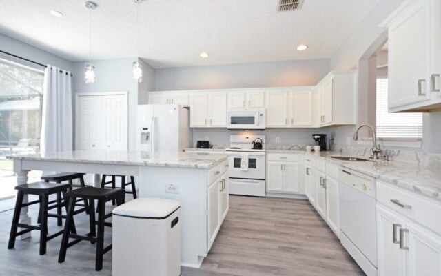 Hideaway Dream 6 Bedroom Home by RedAwning