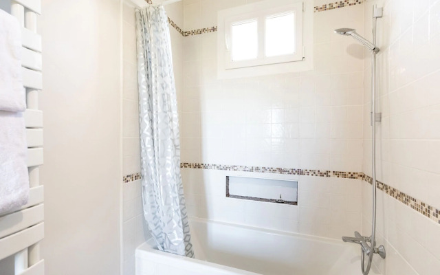 Attractive castle in Cezac with private pool