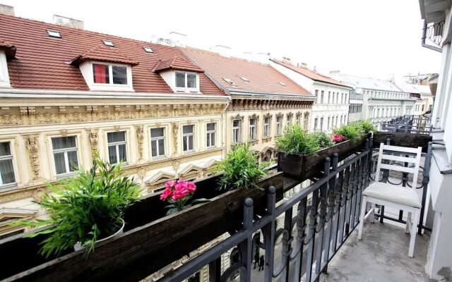 Large Wenceslas Square Apartment for 10 guests