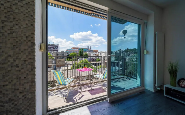 Silver Apartment With Hot Tub And Balcony