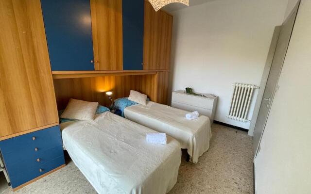 [Via XXV Aprile] 4 Locali - Di Fronte al Mare