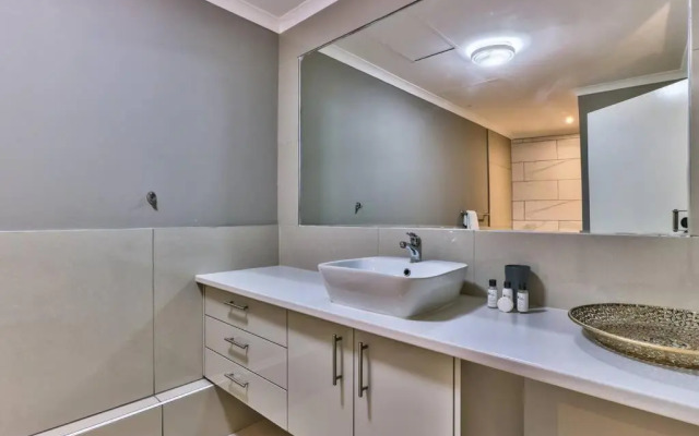 Central Couples home! 24 hour Security Parking