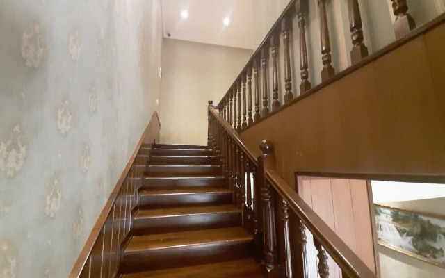 Eleon Hotel - Hostel