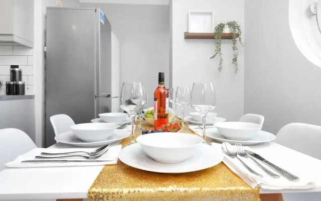 Stylish 4-bed Apartment - Parking & Central Links