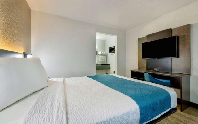 Motel 6 Anaheim, CA - Fullerton East