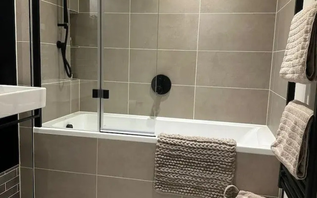 Beehive Suite - City Chic London Apartment