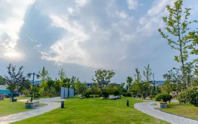 Huameishi Homestay (Huoshan Foziling Yingjia Wine Industry Store)