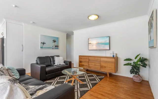 Cosy 2-bedroom Seaside Unit Steps From Beach