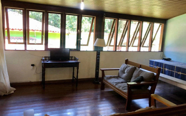 Casa da mata com piscina natural em condomínio