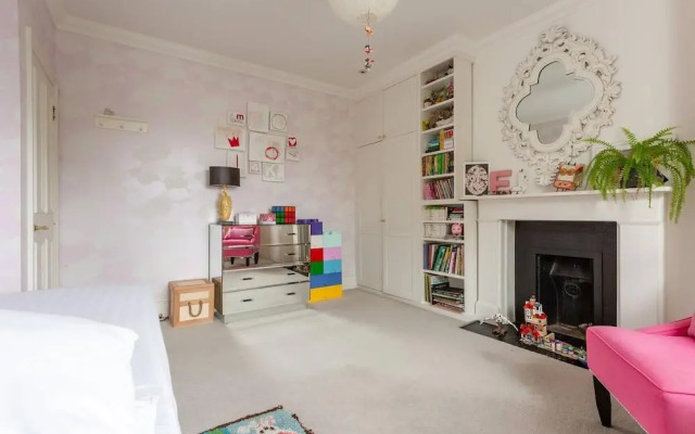 Warwick Gardens II by onefinestay