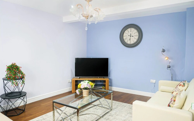 D'luxe 5 Beds Home in Isleworth London