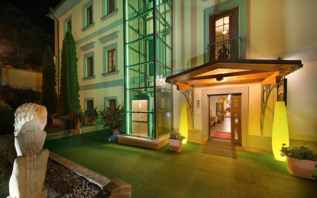 Maximilian Lifestyle Resort