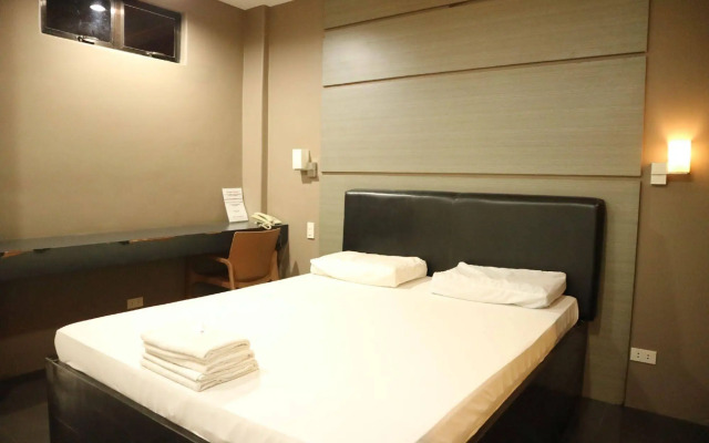 West Gate Hotel