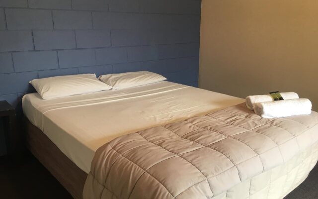 Beachcomber Lodge & Backpacker