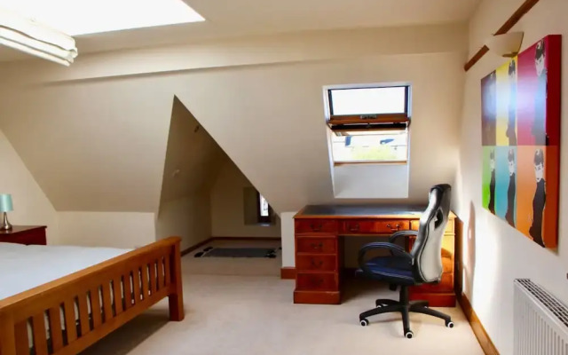 Homely 3 Bedroom Flat With Castle Views