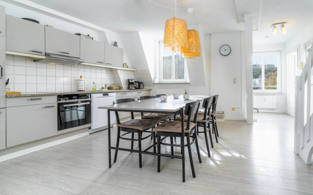 Hafenkoje mit Blick über Hafen und Altstadt