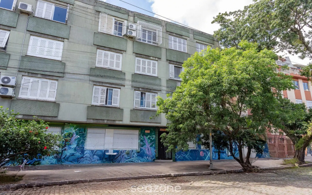 Apto confortável Bem localizado em POA EBA0401