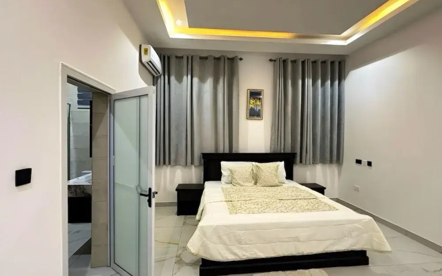 2BR Apartment With Pool and Wifi Near East Airport