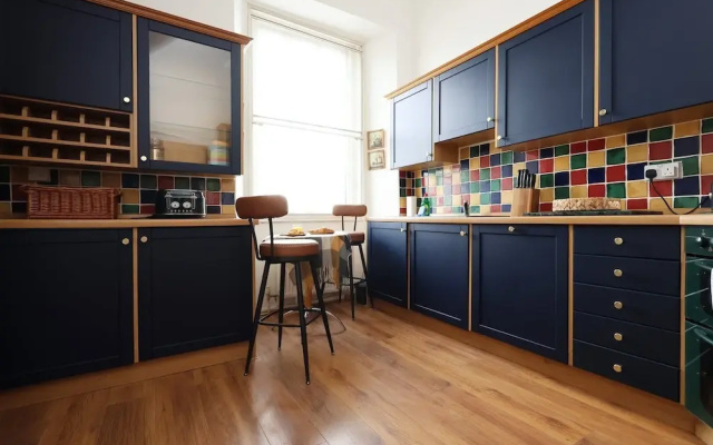 Spacious 3BR Flat in Cowbridge Centre