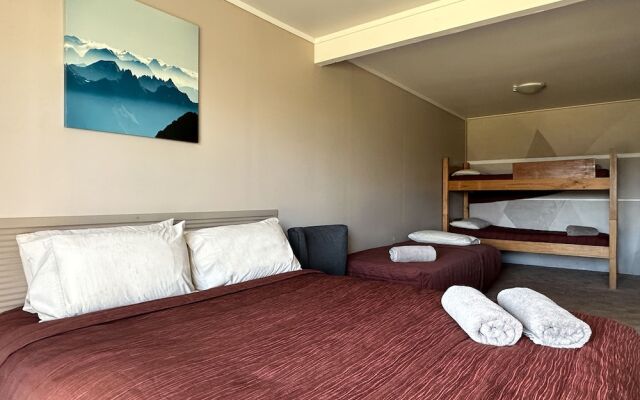 The Crossing Lodge and Backpackers