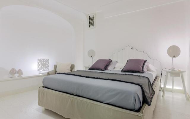 White Stylish Apartment 3