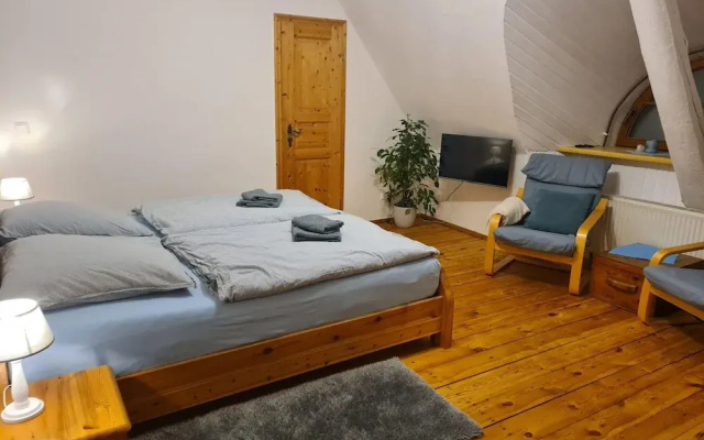 Retreat With Garden & Family Amenities
