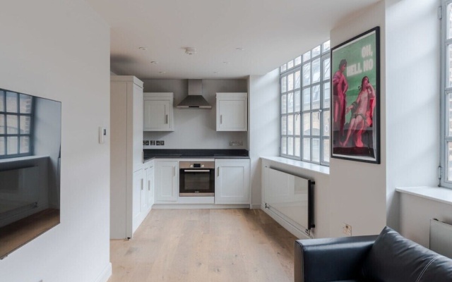 The Eyre Suite Four - Farringdon - by Frankie