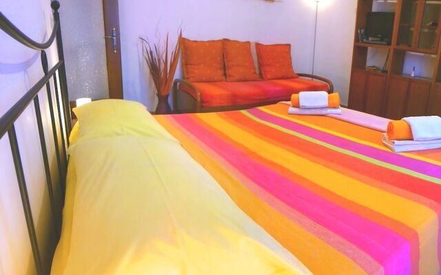 Pretty, centrally situated in Rome: wifi, climate. Metro 5 minutes