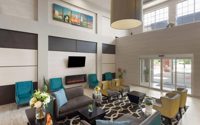 La Quinta Inn & Suites by Wyndham Columbus - Edinburgh