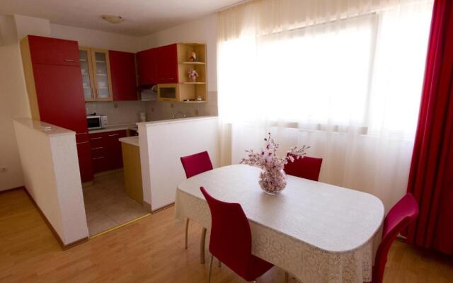 Apartments and Rooms Dis