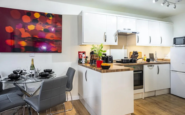 Incredible Light Filled Studio Apartment + Free Parking Sleeps 4