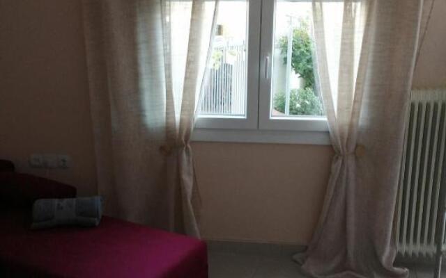2020 renovated, sunny apartment with yard/garden