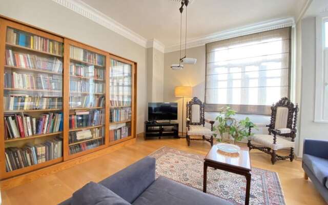 Flat With Balcony and Bosphorus View in Beyoglu