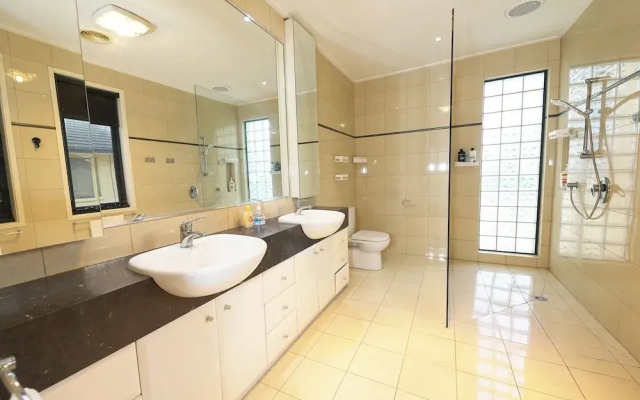 Luxury 7BRM Lakeside BigHouse Point Cook