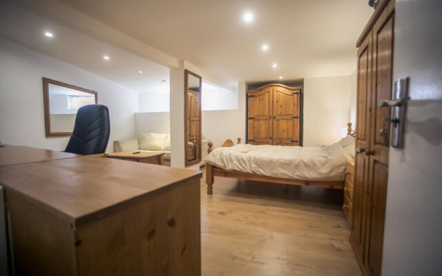 Beautiful 1-bed Basement Flat in Leeds