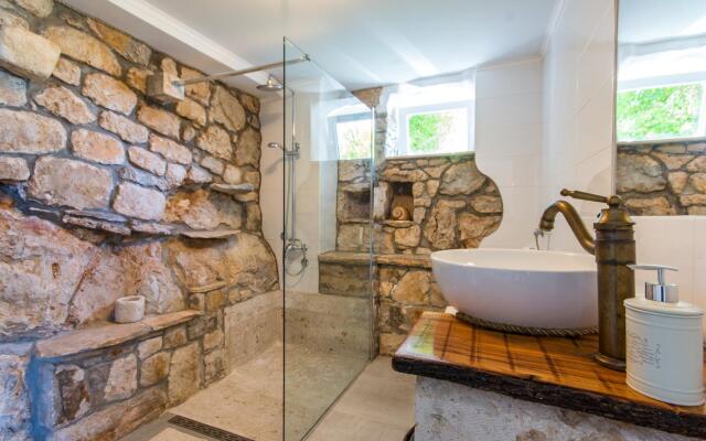 Stone - Pool House - H