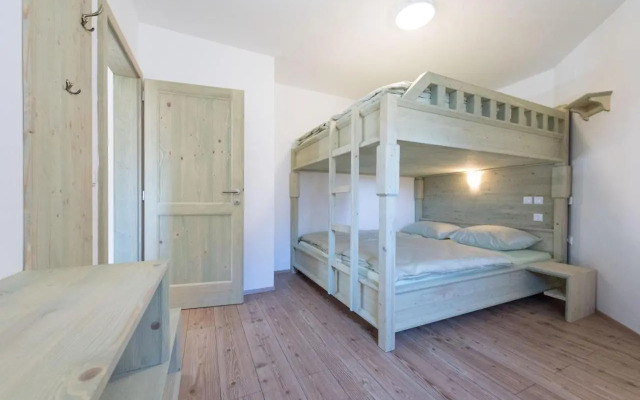 Apartments and rooms Tolc