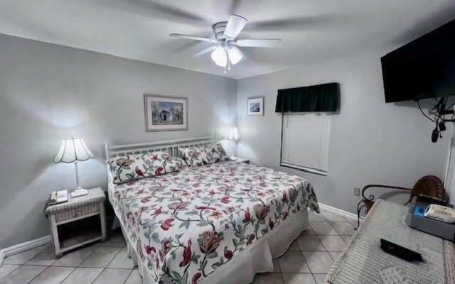 Pelican Beach 0404 1 Bedroom Condo by Pelican Beach Management