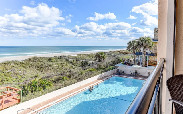 Beachers Lodge by Vtrips